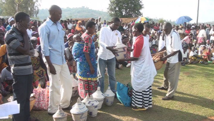 Abirukanwe muri Tanzaniya bahawe impanu bagenewe n'abaturage.