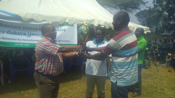 Bahawe igikombe na sheki ya miliyoni 1 n'ibihumbi 600FRW.