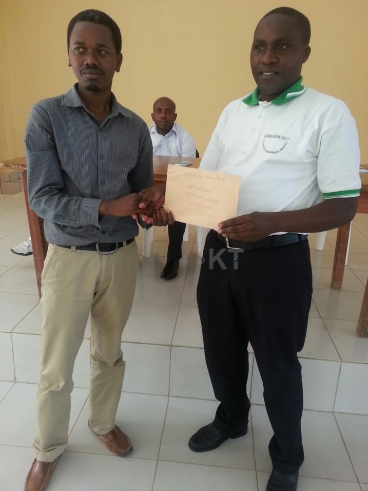 Bahembye umwarimu wabaye indayishyikirwa Cyuzuzo Jean Paul.