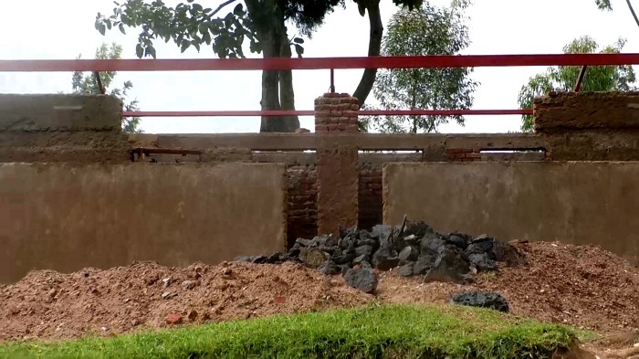 Bahisemo guhagarika imirimo yo kubaka ubwo bwiherero rusange nyuma yo gukora ntibishyurwe