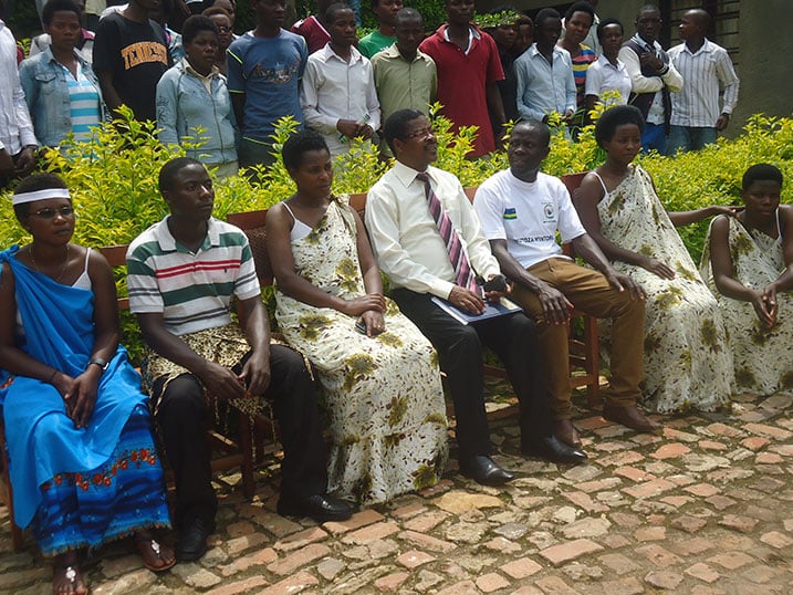 Bahizi (hagati) yasabye intore kutazasinzira ahubwo azisaba gukangura n