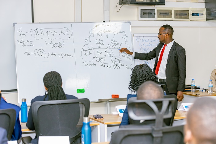 Bahugurwa n'abeza mu beza bafite ubunararibonye ku bijyanye n'imikorere n'imyitwarire y'abakozi ba banki