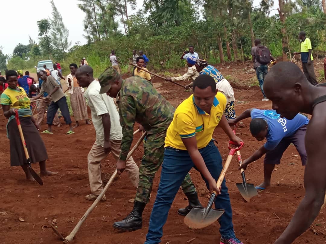Bahuriye no mu bikorwa by'umuganda rusange mu rwego rwo kwishakira ibisubizo bya bimwe mu bibazo