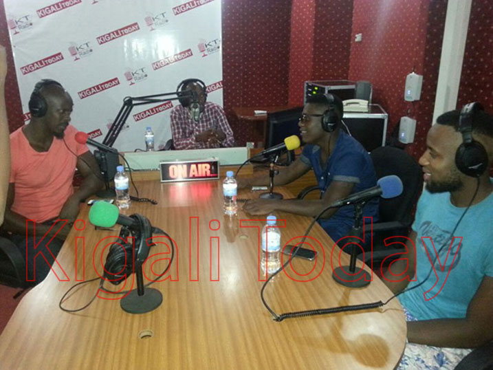 Baje basanga Frank Joe (wambaye umutuku), Nhlanhla (wambaye agapira) na Permithias (wambaye ishati). Aha bari muri studio ya KTRadio.