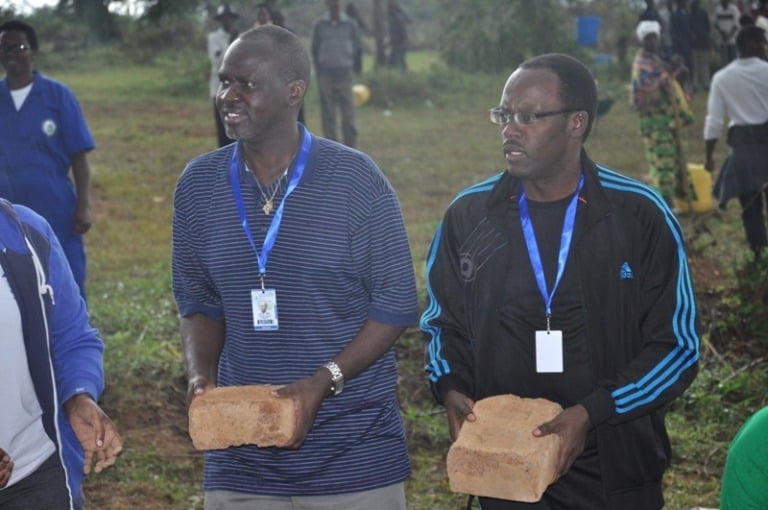 Abayobozi bartandukanye bari bigabanyije mu matsinda mu gikorwa cy