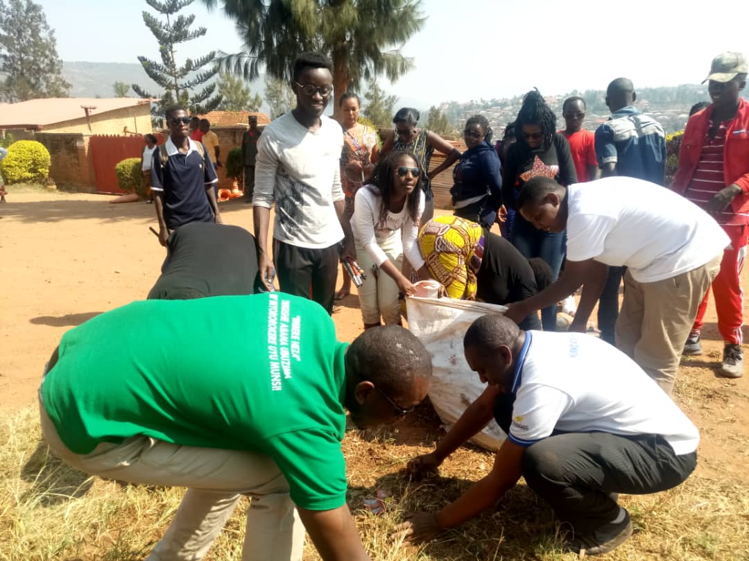Bakoze umuganda wibanze ku gusukura hantu hatandukanye mu kagali k'Amahoro