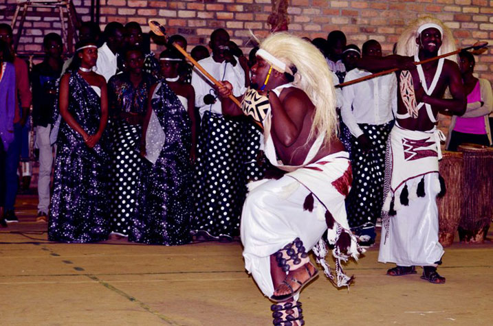 Bakuru babo nabo babfashije gususurutsa ababyeyi b'abana.