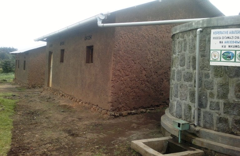 Bakuwe mu mashyamba y'ibirunga bubakirwa amazu asakaje amabati n'ibigega bifata amazi y'imvura.