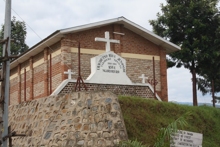 Bamaze gusukura inzibutso.