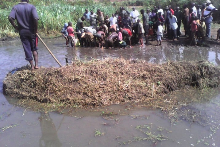 Nyagatare: Bakoze umuganda bakura amarebe mu iriba.
