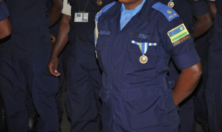 Bambitswe umudari w'ishimwe mbere yo gutaha.