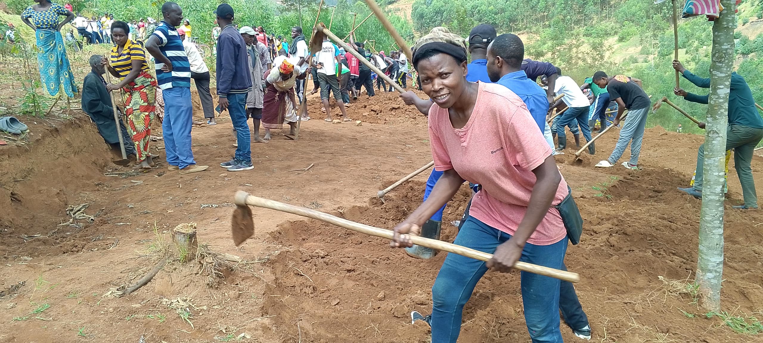 Bampire ugiye kubakirwa ashimira ubuyobozi bukomeje kumwitaho mu bushobozi buke areramo abana batanu wenyine 