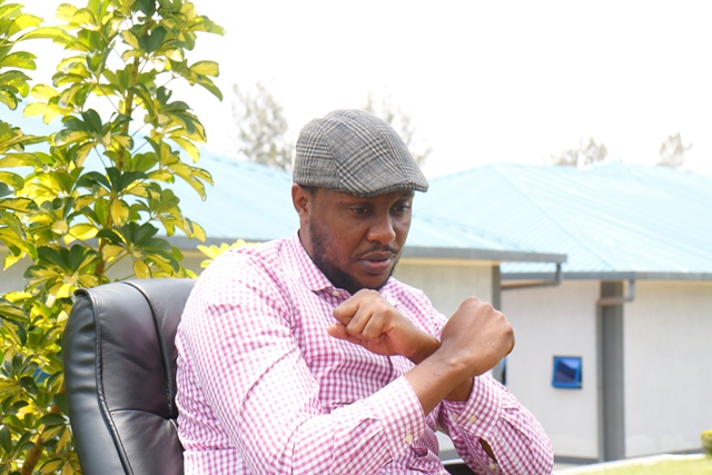 Bamuhambiriye amaboko n