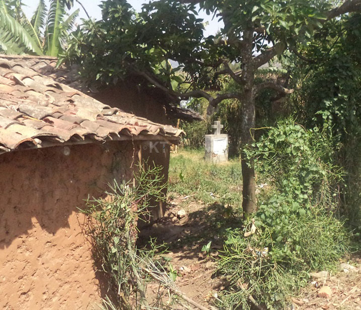 Bamwe bacungana n'ubuyobozi bagashyingura mu ngo.