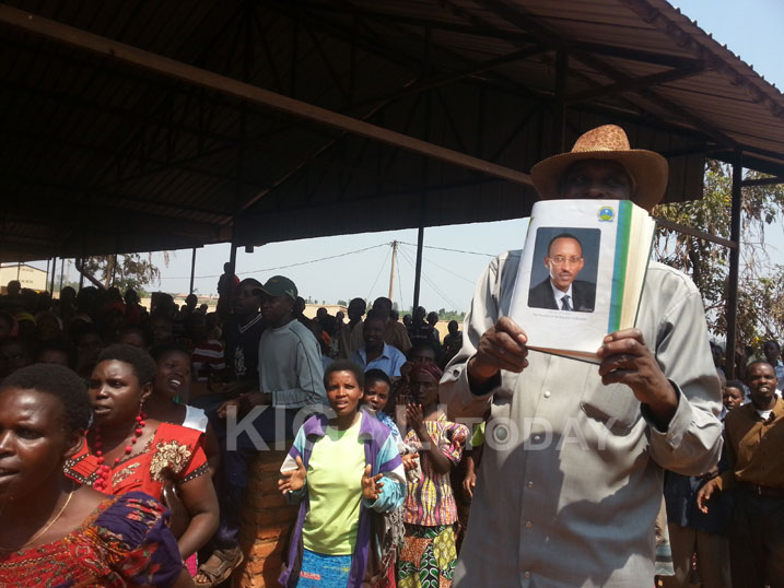 Bamwe baje bitwaje amafoto ariko Perezida Kagame ngo bagaragaze ko bamushaka.
