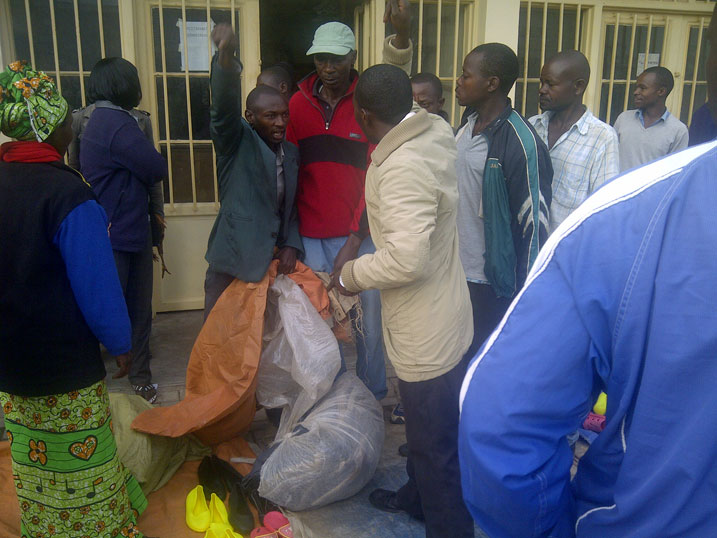 Bamwe banateranye amakofe.