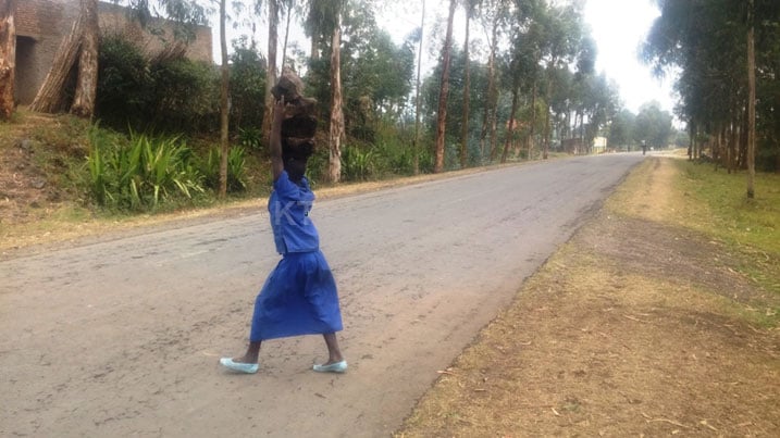 Usanga bamwe nakora imirimo nk'iyi bambaye imyambaro y'ishuri.