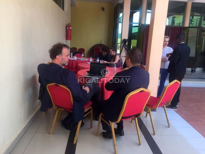 Bamwe mu Bafaransa baje kwifatanya n'Abanyarwanda kwibuka.