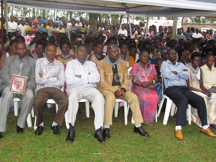 Aba ni bamwe mu bagize imiryango yashyinguye ababo.