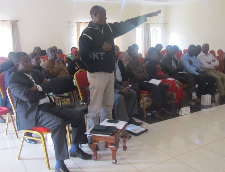 Bamwe mu bagize Njyanama y'Akarere ka Rulindo na bamwe mu bakozi b'akarere bakurikira ibyavuye mu isuzuma ry'imihigo y'umwaka ushize.