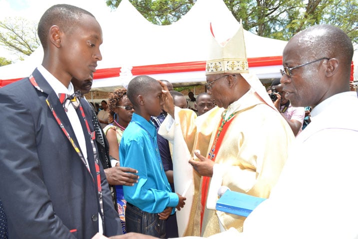 Bamwe mu bana bakihiga banahawe isakaramentu ryo gukomezwa na Musenyeri wa Diyoseze ya Butare na Gikongoro.