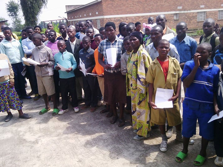 bamwe mu bana bazarihirwa na ASEF hamwe n'ababyeyi babo.