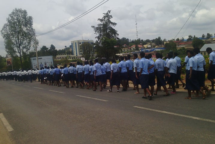 Bamwe mu banyeshuli bitabiriye urugendo rwo kwamagana icuruzwa ry