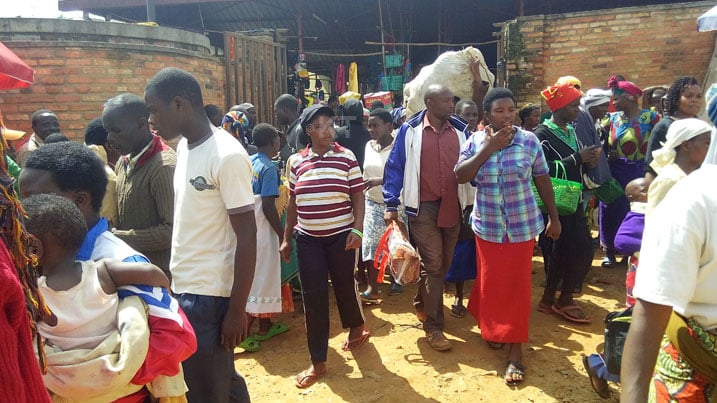 Ku munsi ubanziriza Noheri usanga amasoko yuzuye abantu bahahira umunsi mukuru.