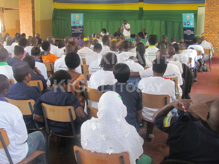 Bamwe mu bayobozi basanga bakwiye koroherezwa haba mu guhindurirwa aho bakoreraga abafite bagashyirwa hafi y'aho imiryango yabo iba cyangwa bakajya bahabwa impushya muri weekend zo gusura abo bashakanye.