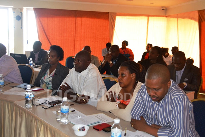 Bamwe mu bayobozi baganira ku buryo bashyira mu mihigo guteza imbere imirimo mu Rwanda.