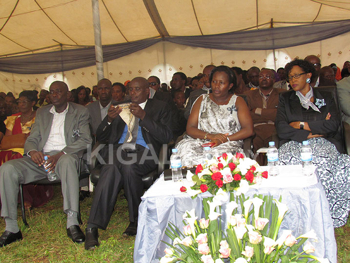 Bamwe mu bayobozi bifatanyije n'abaturage ba Mukarange mu gushyingura imibiri y'abazize Jenoside.
