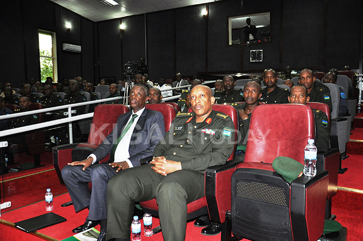 Bamwe mu bayobozi n'abanyeshuri bitabiriye ibiganiro nyunguranabitekerezo.