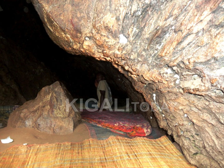 Bamwe mu bajya gusengera ku Musozi wa Kanyarira usanga bibereye mu buvumo.