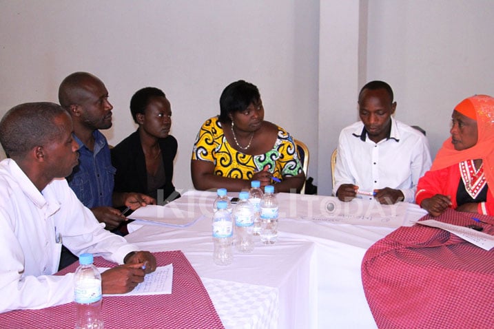 Bamwe mu bitariye itangizwa rya Never Again Rwanda bitoza uko bazagira uruhare mu bibakorerwa batanga ibitekerezo.