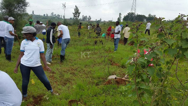 Bamwe mu bitabiriye umuganda.