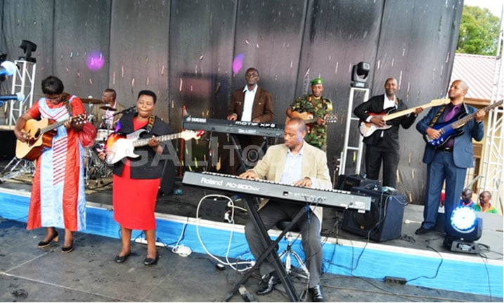 Bamwe mubayobozi batangiza ku mugaragaro ishuri ry'umuziki bacurangiye abanyehsuri.