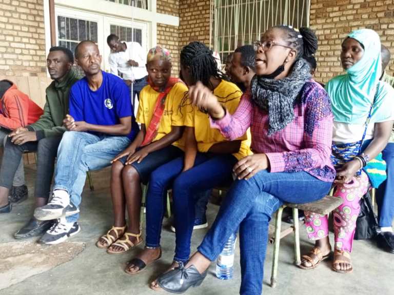 Umwe mu bafite ubumuga bwo kutumva no kutavuga agerageza gusobanura iby