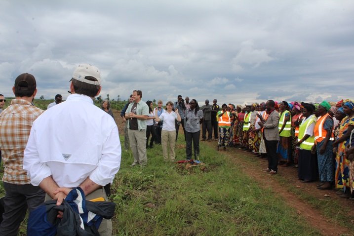Bamwe mu bagura kawa y'u Rwanda bagiye gusura abahinzi ba kawa bibumbiye muri koperative Twongere umusaruro.