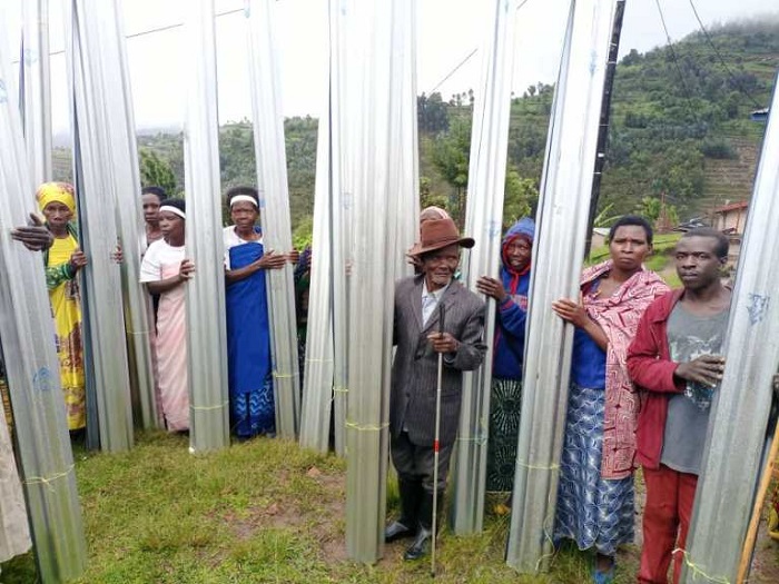 Bamwe mu bahawe amabati yo gusakara ubwiherero 