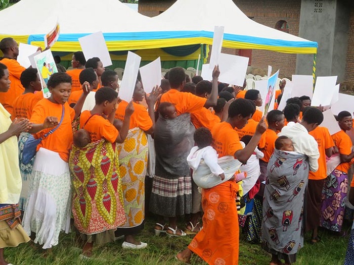 Bamwe mu bana b'abakobwa n'ababyeyi babo bahishira ababahohoteye banga kwiteranya na bo