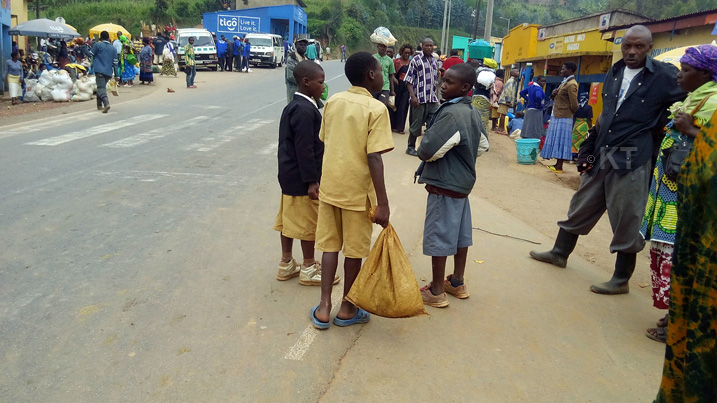 Bamwe mu bana ba banyeshuri bavuga ko guhora bambaye imyenda y'ishuri babiterwa nuko nta yindi myenda baba bafite bagahitamo kuba ari yo bambara.