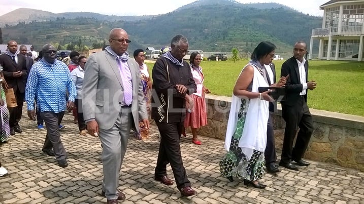 Bamwe mu basenateri n'abadepite ndetse n'abakozi bakora mu nteko basuye urwibutso rwa Murambi.