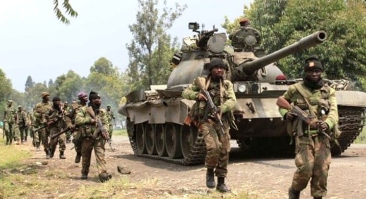 Bamwe mu basirikare ba Kongo n'intwaro bakoreshwa mu kurwanya imitwe yitwaza intwaro.
