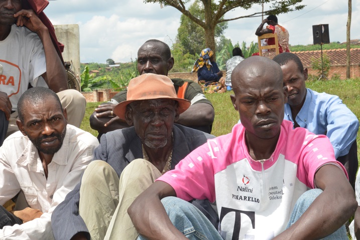 Bamwe mu baturage barimo na Ntegekurore wiyemeje kwishyura no gusa imbabazi abo se yangirije imitungo.