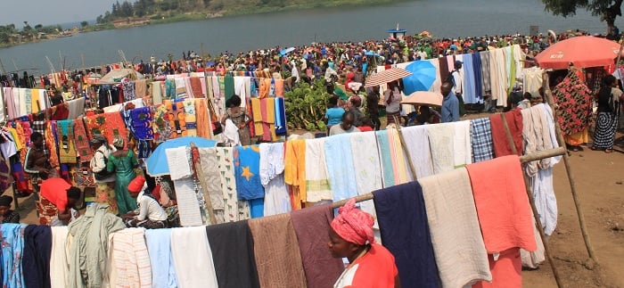 Bamwe mu baturage bo mu Karere ka Rubavu bakorera ku cyambu bahura n'Abanyekongo bakoresha inzira y'amazi