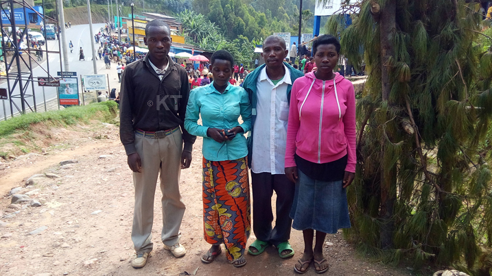 Bamwe mu baturage bo mu murenge wa Kivuruga bavuga ko bakoze imirimo yo gutera ibiti bakamburwa na Rwiyemezamirimo barasaba kwishyurwa amafaranga bakoreye