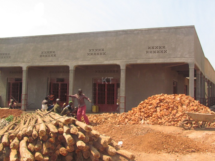 Bamwe mu baturiye agakiriro bari batangiye kubaka amazu y'ubucuruzi biteguye isoko ry'abagana agakiriro.