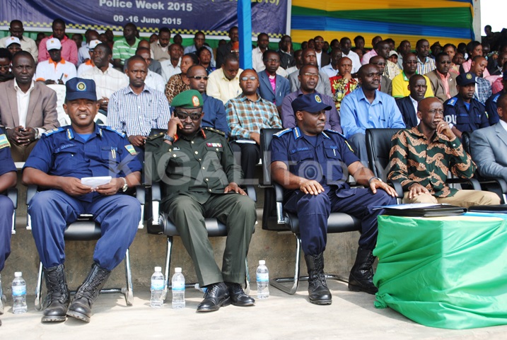 Bamwe mu bayobozi bakuru bitabiriye igikorwa cyo gutangiza icyumweru cyo kwishimira ubufatanye bwa Polisi n'abaturage mu kwicungira umutekano.