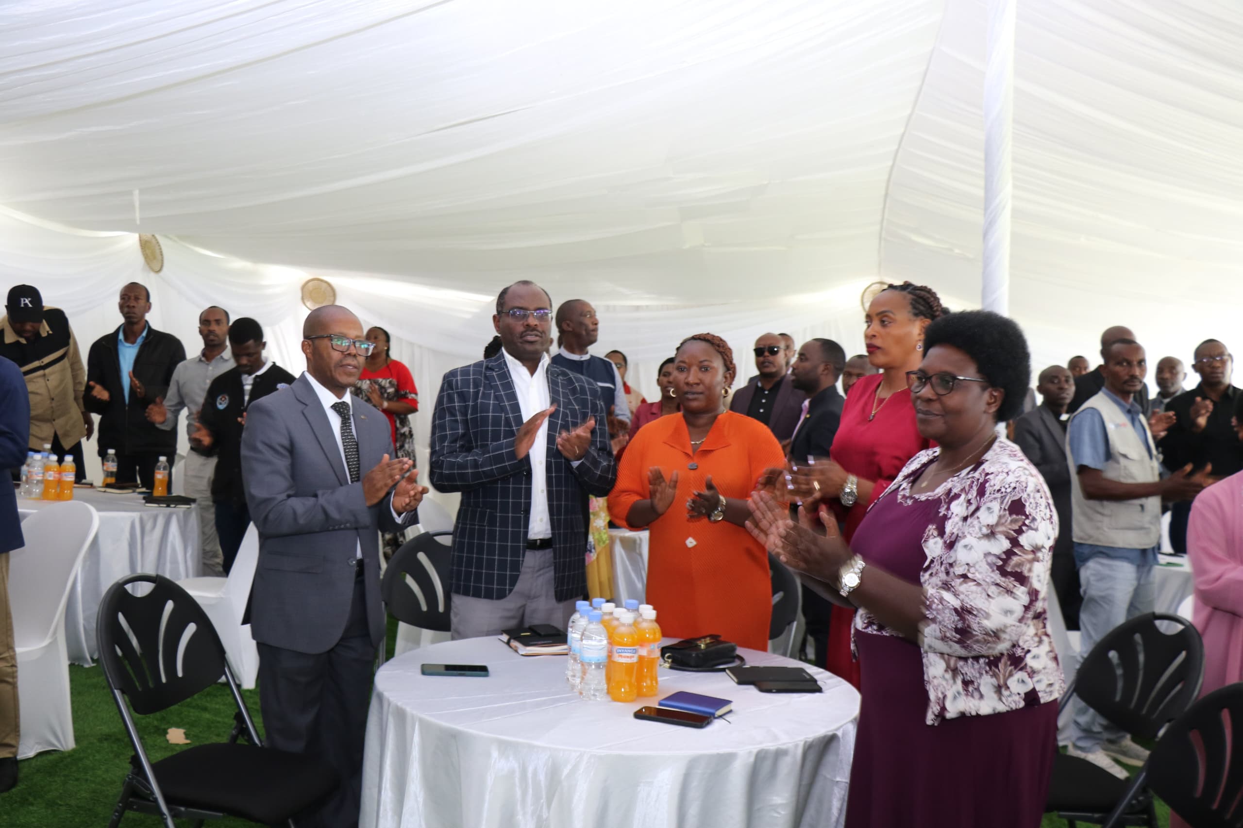 Bamwe mu bitabiriye ibiganiro ku bumwe n'Ubudaheranwa by'Abanyarwanda mu Karere ka Nyamasheke bashimiye uko Minisitiri Bizimana yabigishije kwatura ikibi hagamijwe kukirwanya