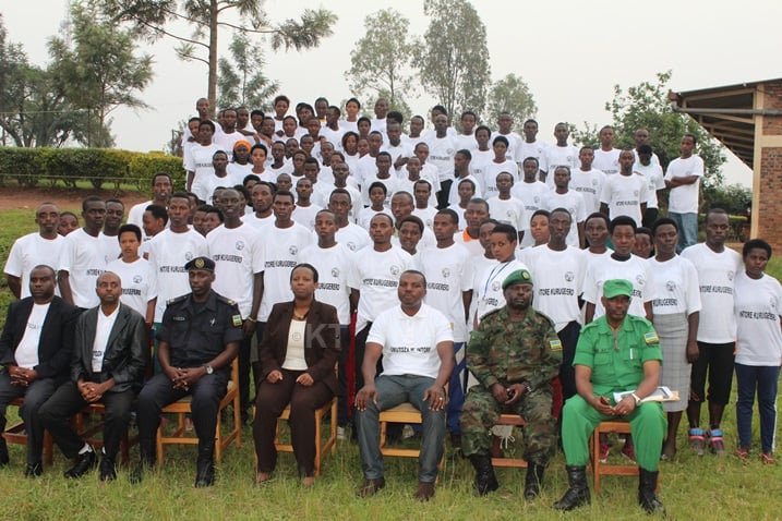 Bamwe mu ntore zatorejwe i Rwamagana mu ifoto y'urwibutso n'abayobozi bashoje itorero.